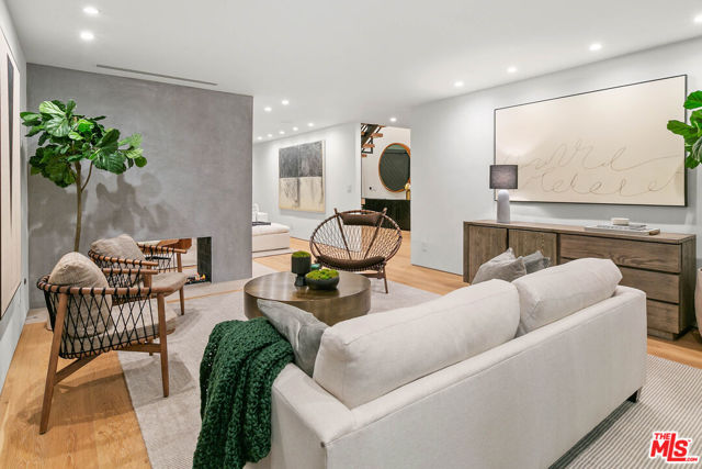 11428 Dona Lola Drive, Studio City CA: https://media.crmls.org/mediaz/5c105e1b-7cc3-4862-8a4c-999df9d51e2e.jpg