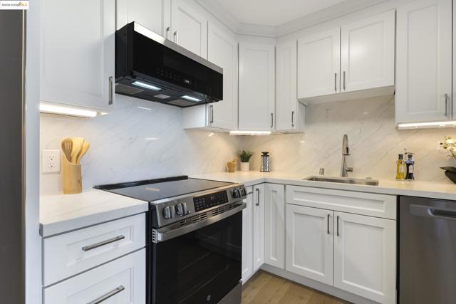 2 Anchor, Emeryville CA: https://media.crmls.org/mediaz/5c10e4ba-7e2f-49af-979b-d287a65bfa80.jpg