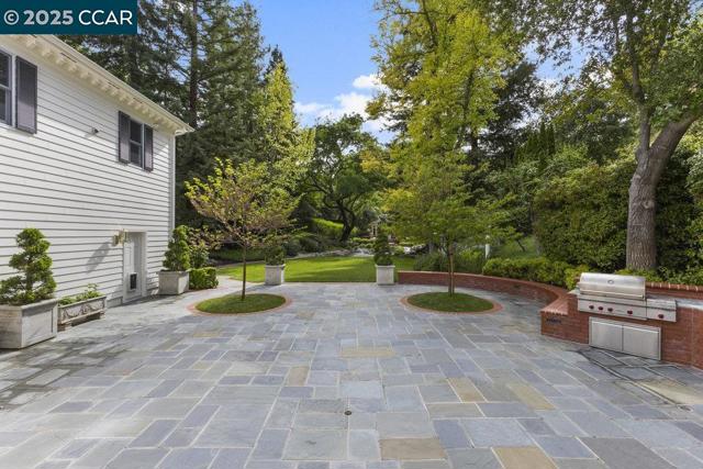 32 Kensington Ct, Alamo CA: https://media.crmls.org/mediaz/5c113592-69cf-48a7-9fa4-4f3534204aca.jpg