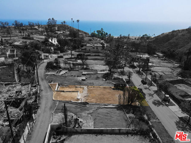 582 Radcliffe Avenue, Pacific Palisades CA: https://media.crmls.org/mediaz/5c11dbf2-20e6-4093-942f-5cf8755bfb22.jpg