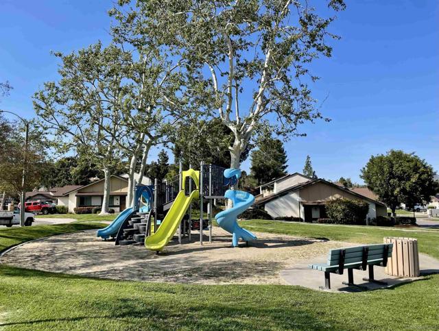 545 Shady Brook Pl, Escondido CA: https://media.crmls.org/mediaz/5c11e5ad-05f5-4cb2-b1f3-38804dee650f.jpg