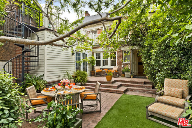 232 N Arden Boulevard, Los Angeles CA: https://media.crmls.org/mediaz/5c1213a3-4e76-4515-bb33-bbb09c6e10c2.jpg
