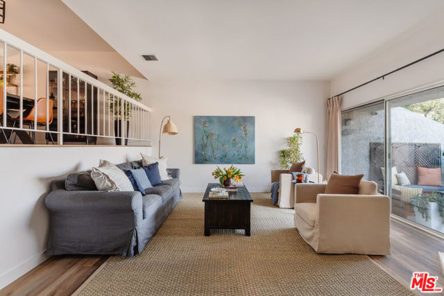 18348 Collins Street, Tarzana CA: https://media.crmls.org/mediaz/5c123678-cef2-46b4-be93-da9aca743051.jpg
