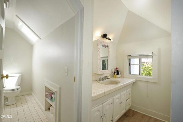 662 S El Molino Avenue, Pasadena CA: https://media.crmls.org/mediaz/5c12aad3-9ca3-401d-a5a2-e6932b29c50f.jpg