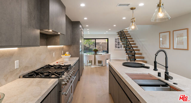 3524 Maplewood Avenue, Los Angeles CA: https://media.crmls.org/mediaz/5c131a94-65b9-423c-a448-2199ffdb5731.jpg