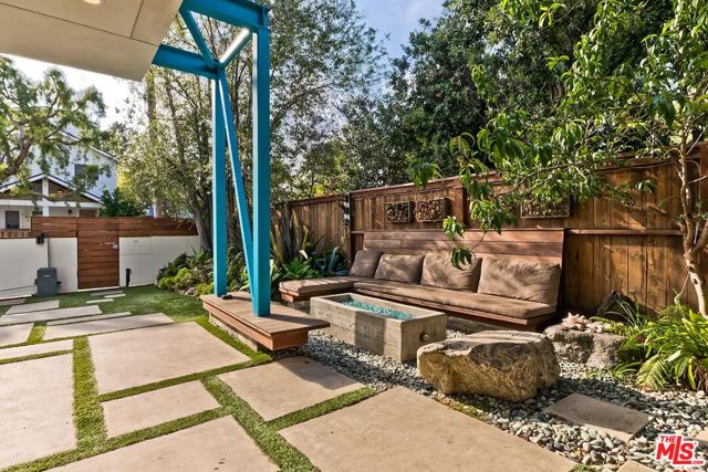 832 Superba Avenue, Venice CA: https://media.crmls.org/mediaz/5c13abb9-afe4-4ed7-a46e-1acb777ad7ac.jpg