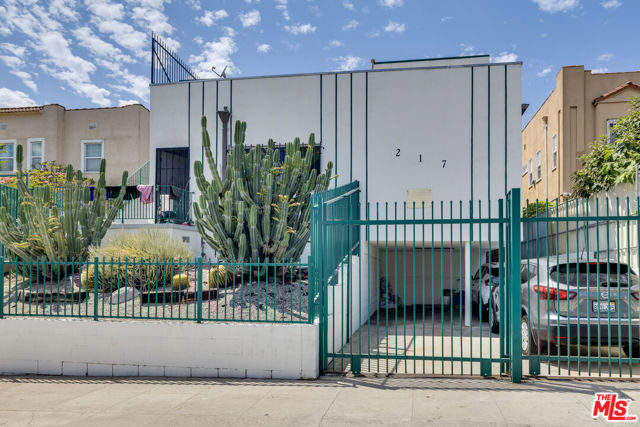 217 Carondelet, Los Angeles CA: https://media.crmls.org/mediaz/5c14c276-7d7b-4245-9d42-8886fe986983.jpg