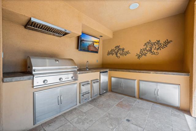 3219 Corte Paloma, Carlsbad CA: https://media.crmls.org/mediaz/5c151a3d-cdfe-4142-88ea-b44d04de3f0e.jpg