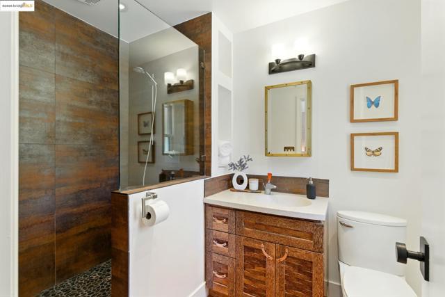 25 Holyrood Manor, Oakland CA: https://media.crmls.org/mediaz/5c152faa-7f0e-43c3-ad03-9954b4b128d7.jpg
