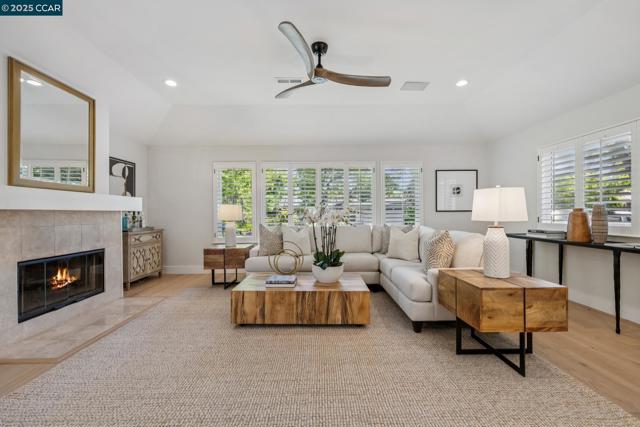 241 E Creek Dr, Menlo Park CA: https://media.crmls.org/mediaz/5c153552-8a8e-43cf-92ed-82f6e64566b8.jpg