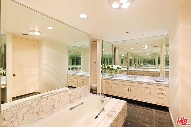 300 N Swall Drive, Beverly Hills CA: https://media.crmls.org/mediaz/5c155f35-432e-4e1d-9ad5-dde3f2acb95f.jpg