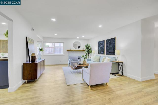 9821 Broadmoor Dr, San Ramon CA: https://media.crmls.org/mediaz/5c1585e7-0cb4-45d9-a270-145653360aad.jpg
