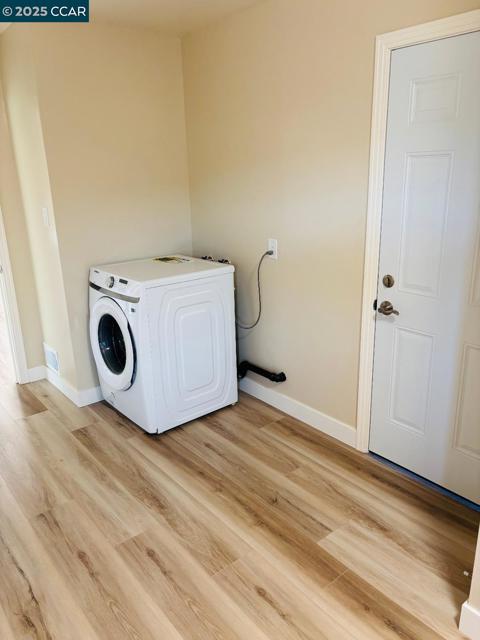 1011 Harbor View Dr, Martinez CA: https://media.crmls.org/mediaz/5c163b48-2f45-4070-8e81-51a3188c0896.jpg