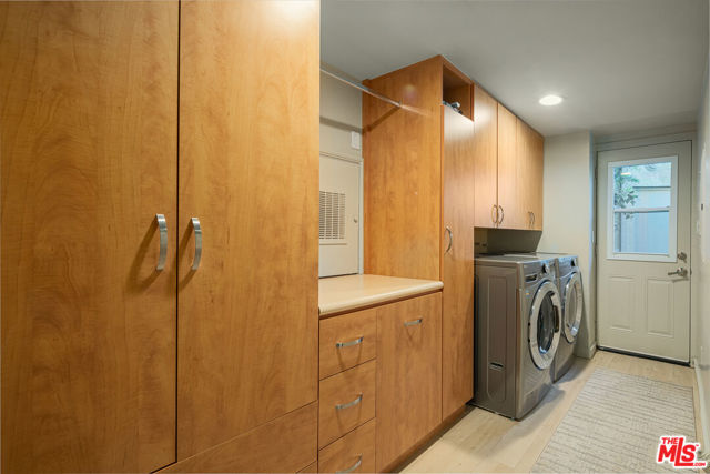13477 Contour Drive, Sherman Oaks CA: https://media.crmls.org/mediaz/5c184c7f-7f4b-4d9f-b113-0381f361e240.jpg