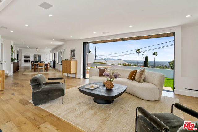8021 Floral Avenue, Los Angeles CA: https://media.crmls.org/mediaz/5c18d1e8-2b44-49f3-a7ef-fcc4b74320cd.jpg