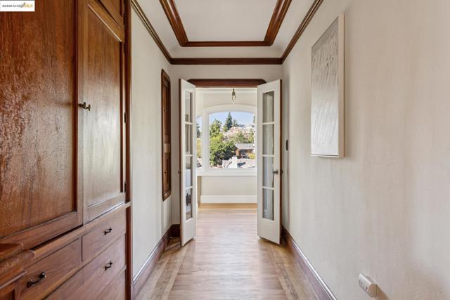 700 Longridge Rd, Oakland CA: https://media.crmls.org/mediaz/5c18e34a-0dc0-4607-a985-a12230cbd23f.jpg