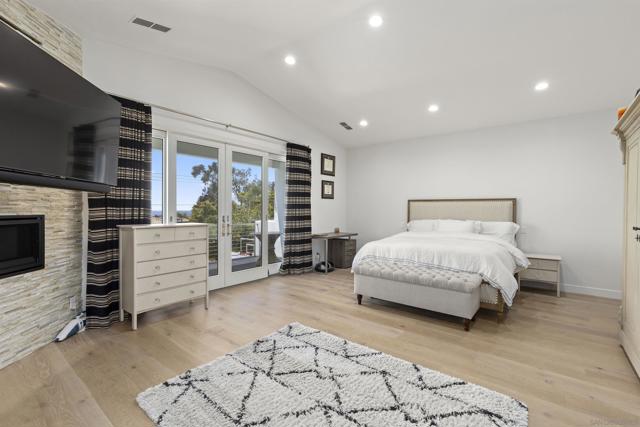 3325 Caminito Daniella, Del Mar CA: https://media.crmls.org/mediaz/5c198ff1-ecb0-4019-b11d-2b101f774e64.jpg