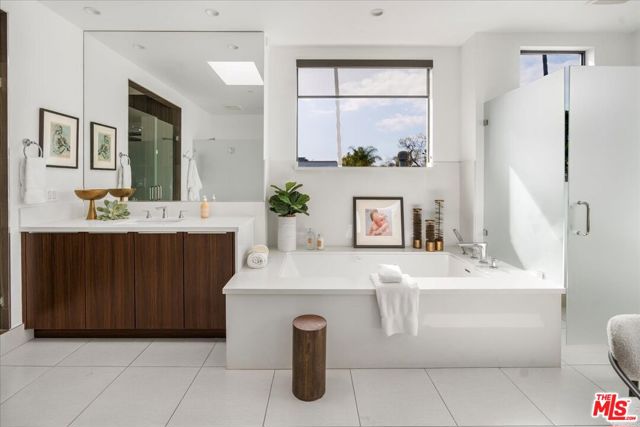 616 N FULLER Avenue, Los Angeles CA: https://media.crmls.org/mediaz/5c19af41-d564-4203-a911-219af7f4c56d.jpg