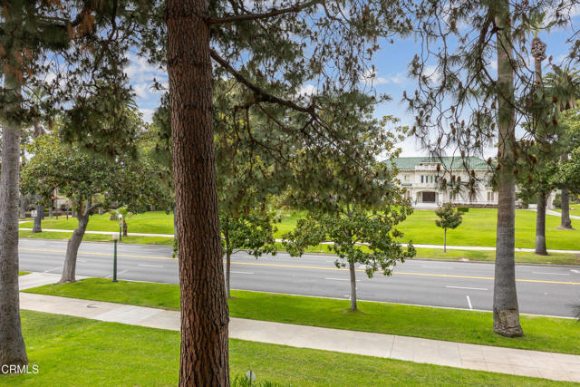 380 S Orange Grove Boulevard, Pasadena CA: https://media.crmls.org/mediaz/5c19d381-1e13-4c43-8057-b888a4a51235.jpg