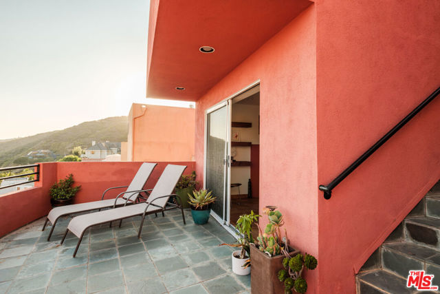 3029 Sequit Drive, Malibu CA: https://media.crmls.org/mediaz/5c1b373e-e9c4-4b5c-b503-7286a824a51a.jpg