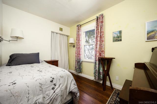 405 Langley St, San Diego CA: https://media.crmls.org/mediaz/5c1b4d3d-08f1-4d9f-8b1e-4231d4140b48.jpg
