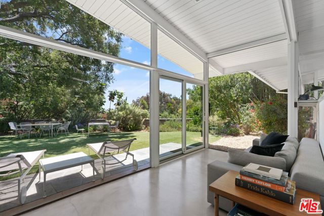810 Bramble Way, Los Angeles CA: https://media.crmls.org/mediaz/5c1ba479-3a65-4230-a9fa-e69178187e62.jpg