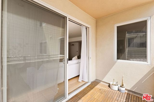 325 Arnaz Drive, Los Angeles CA: https://media.crmls.org/mediaz/5c1c4f82-2617-4bb4-9010-0a174667912a.jpg