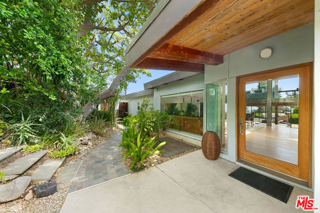 1470 N Tigertail Road, Los Angeles CA: https://media.crmls.org/mediaz/5c1c7ef5-bf1b-4fce-a3c8-e60abc9fa8df.jpg