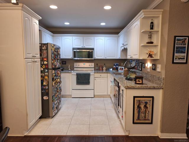 699 Ascot Dr, Vista CA: https://media.crmls.org/mediaz/5c1d048a-a18b-4b3b-8ad5-3d8c8164ae28.jpg