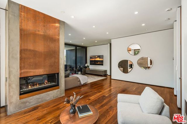 1005 Elden Way, Beverly Hills CA: https://media.crmls.org/mediaz/5c1d31b6-b9e5-4540-9997-1b4a33bbdcd5.jpg