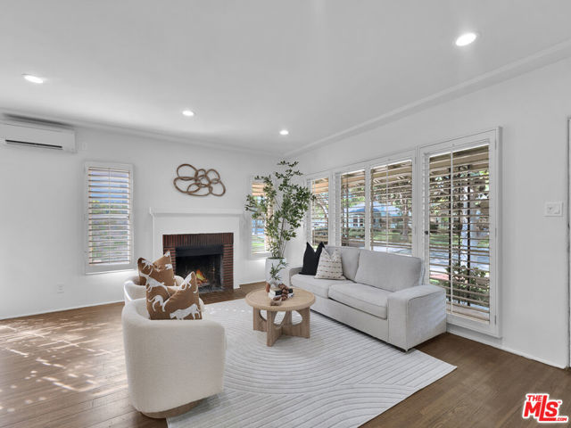 4215 Mentone Avenue, Culver City CA: https://media.crmls.org/mediaz/5c1e4255-3a4a-4855-aa89-b0a5352b692d.jpg