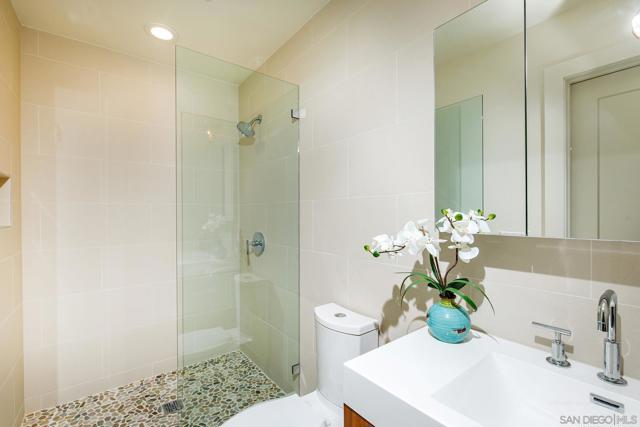 2641 Costebelle Dr, La Jolla CA: https://media.crmls.org/mediaz/5c1e81a9-397b-4ff3-abc4-6dd7e915c01a.jpg