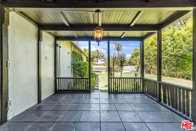 626 N Canon Drive, Beverly Hills CA: https://media.crmls.org/mediaz/5c1f0b7a-21a5-4bbf-9327-2791e85fe6cb.jpg