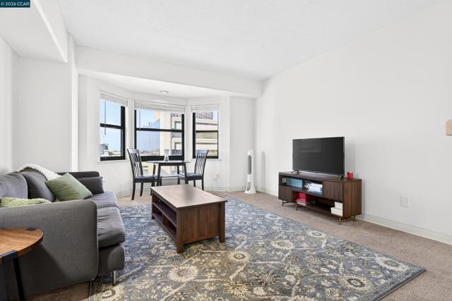 988 Franklin St, Oakland CA: https://media.crmls.org/mediaz/5c1fecd6-e739-4a7b-b698-0b9cf792e75a.jpg