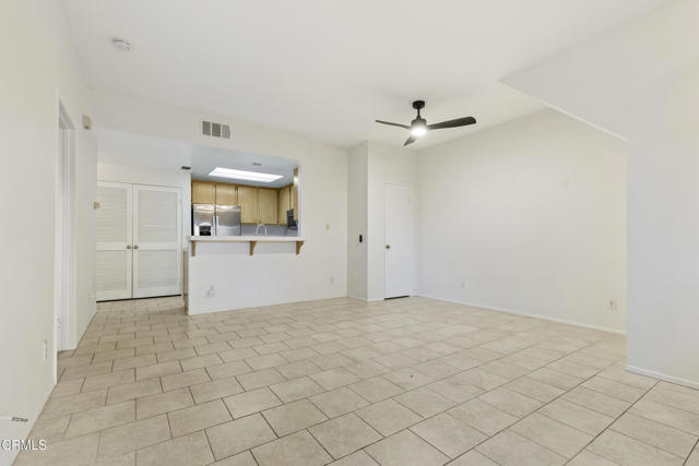 2091 Blackberry Circle, Oxnard CA: https://media.crmls.org/mediaz/5c206d7b-dafe-4d75-924f-63a44d290812.jpg