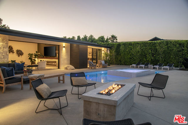 3526 Wrightwood Court, Studio City CA: https://media.crmls.org/mediaz/5c20e457-3f5a-4f20-a2ec-6207ac9c3c63.jpg