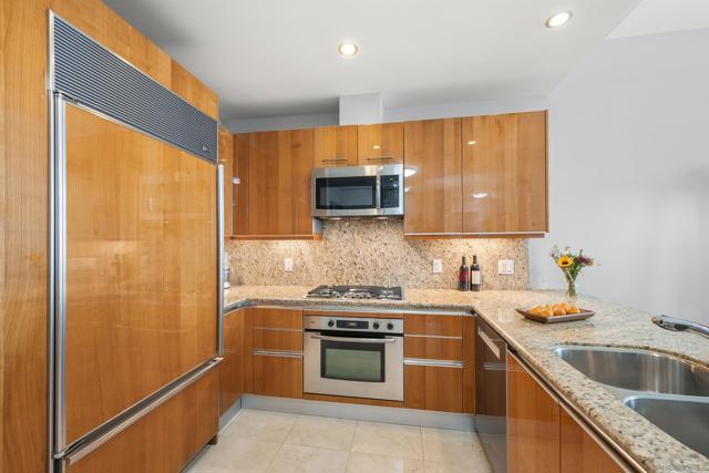 550 Front St, San Diego CA: https://media.crmls.org/mediaz/5c212cf0-4c27-4c98-9b5a-38d2d71143aa.jpg