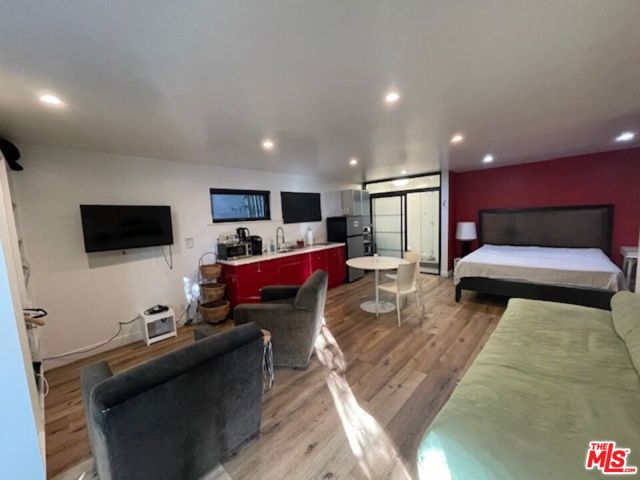 126 GALLEON Street, Marina del Rey CA: https://media.crmls.org/mediaz/5c2190e6-d33f-437c-8086-71d3e24c27e0.jpg