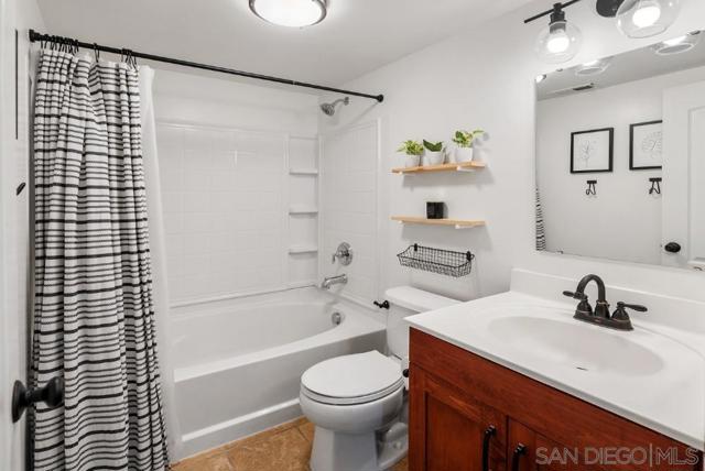 3514 Shoreline Bluff Ln, San Diego CA: https://media.crmls.org/mediaz/5c22c75b-985b-46bc-bf29-242139cd0e40.jpg