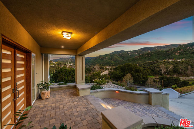 29677 Mulholland Highway, Agoura Hills CA: https://media.crmls.org/mediaz/5c22e97c-9470-45ce-a355-2475d9d38bea.jpg