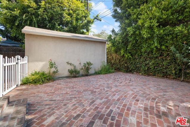 4210 Alcove Avenue, Studio City CA: https://media.crmls.org/mediaz/5c2312a6-9ad8-46b0-8a40-eb8858dcfa40.jpg
