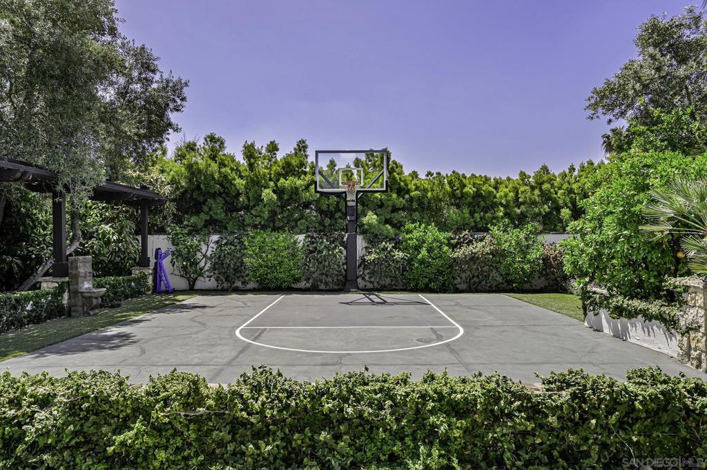 https://media.crmls.org/mediaz/5c236e13-ab02-4eda-8920-4d9ae775aedb.jpg?preset=X-Large