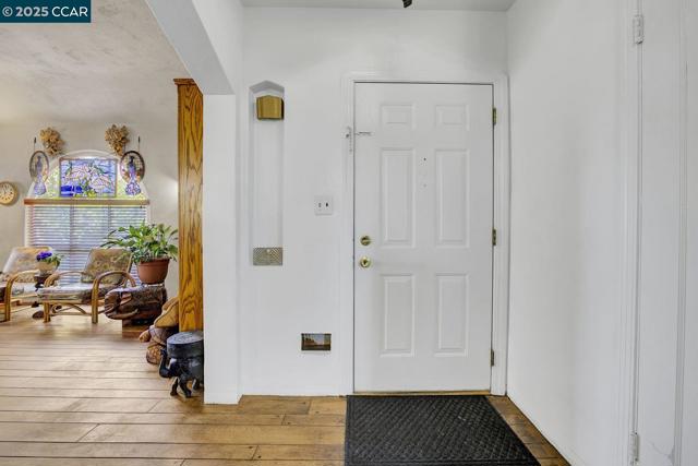 2014 109Th Ave, Oakland CA: https://media.crmls.org/mediaz/5c2459c1-e378-4064-bea4-8ede2fc034d2.jpg
