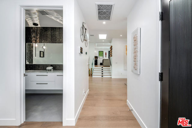 13378 Contour Drive, Sherman Oaks CA: https://media.crmls.org/mediaz/5c2498b4-3dad-4b96-aa3f-0a9cd1e800ec.jpg