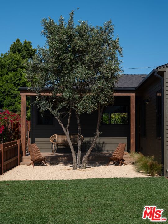 7907 Croydon Avenue, Los Angeles CA: https://media.crmls.org/mediaz/5c24db42-b4c7-4343-a168-a601682aa207.jpg