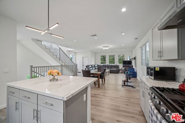 11821 W Holly Way, Valley Village CA: https://media.crmls.org/mediaz/5c262f1e-fc26-49e4-83f0-6c1a207e4cf5.jpg