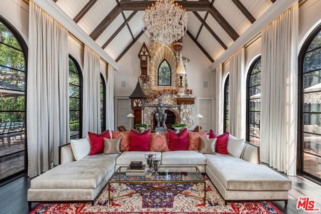 5076 Island Forest Place, Westlake Village CA: https://media.crmls.org/mediaz/5c26f241-3a7f-4508-8073-a902395512d2.jpg