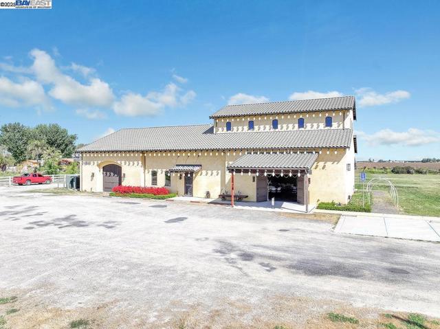 8091 Balfour Rd, Brentwood CA: https://media.crmls.org/mediaz/5c2715fd-aa3b-4142-b73f-f17aa960febb.jpg
