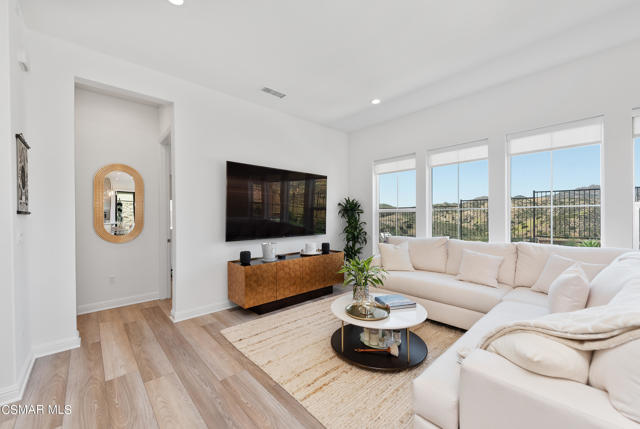 20843 Acorn Circle, Porter Ranch CA: https://media.crmls.org/mediaz/5c27ddb5-08b1-406f-a7fb-ff326c446e9c.jpg