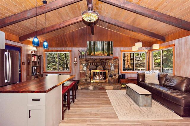 40123 Hillcrest Drive, Big Bear CA: https://media.crmls.org/mediaz/5c27ed07-8012-4190-8107-da8f40e4fe33.jpg